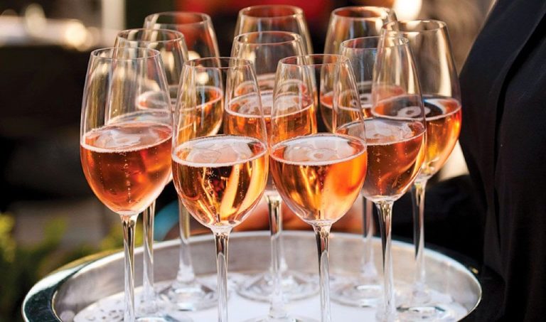 Το ξηρό ροζέ κρασί πρέπει τυπικά να σερβιριστεί δροσερό για να μεγιστοποιηθεί η γεύση του.