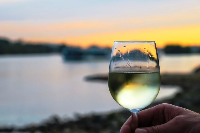 Τα ποτήρια φτιάχνονται με συγκεκριμένο σχήμα έτσι ώστε το κρασί να φτάνει με τον κατάλληλο τρόπο στην μύτη και στην κατάλληλη περιοχή στο στόμα για να ενεργοποιεί το σωστό σημείο της γλώσσας και να απολαύσετε κάθε γουλιά.